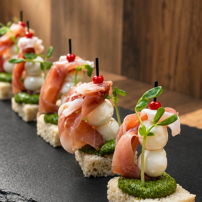 Kateryna Catering Fingerfood – Rohschinken, Mini-Mozzarella, Pesto auf Brot
