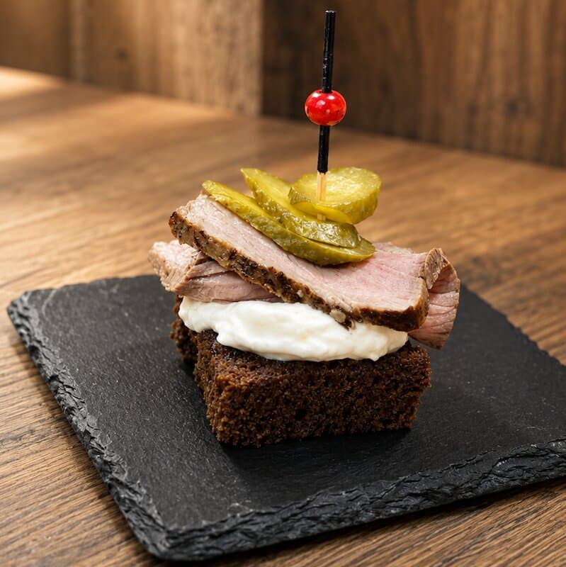 Kateryna Catering Fingerfood – Roastbeef, Frischkäse, Gewürzgurke auf dunklem Brot