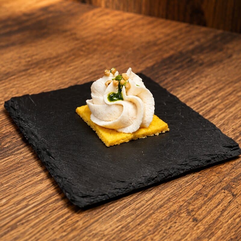 Kateryna Catering Fingerfood – Blumenkohl-Mousse mit grünem Buchweizen auf Cracker