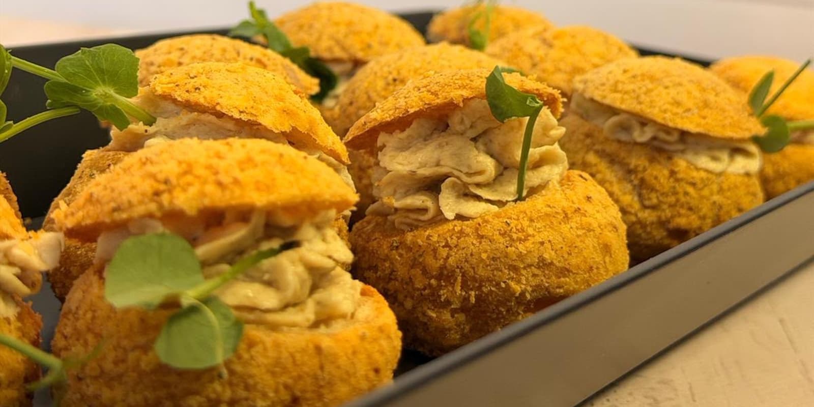 Kateryna Catering Buffet – herzhafte Windbeutel mit Mousse-Füllung und Erbsensprossen